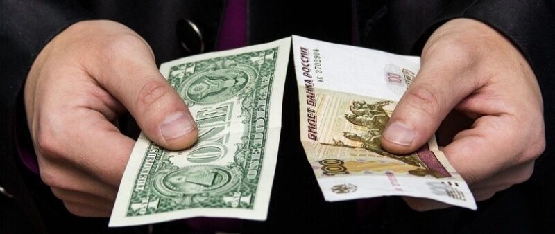 Министерство финансов не намерено запрещать расчеты в долларах