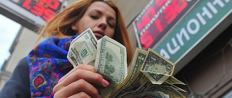 Россияне перекладывают деньги с валютных вкладов на рублевые