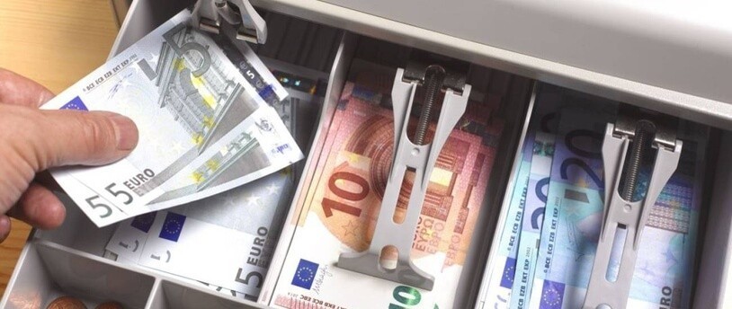 Курс евро опустился ниже 76 рублей впервые более чем за два года