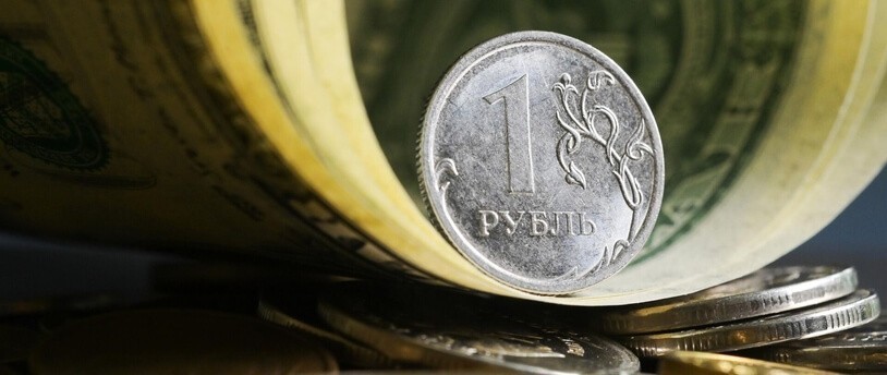 В 2022 году рубль сильнее других валют укрепился к доллару
