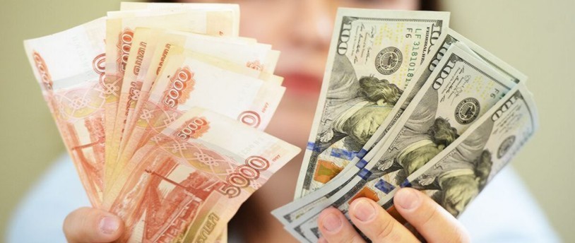 Курс доллара впервые за семь лет снизился до 55 рублей