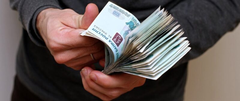 Доля россиян с доходом от 100 тысяч рублей выросла на треть