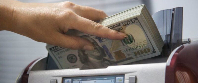 ЦБ РФ продлил ограничения на снятие наличной валюты с некоторыми изменениями