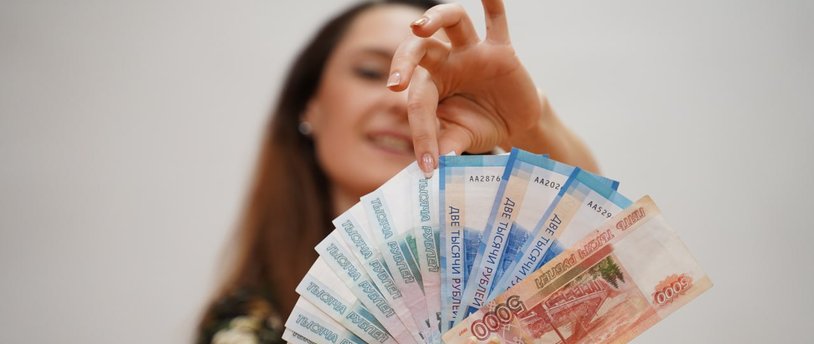 Число граждан с зарплатой от 100 тысяч рублей увеличилось почти в два раза